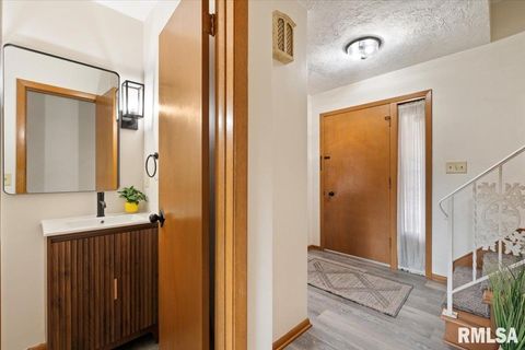 Tiny photo for 2706 RIDGEWOOD Avenue, Davenport, IA 52803 (MLS # QC4269026)