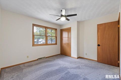 Tiny photo for 2706 RIDGEWOOD Avenue, Davenport, IA 52803 (MLS # QC4269026)