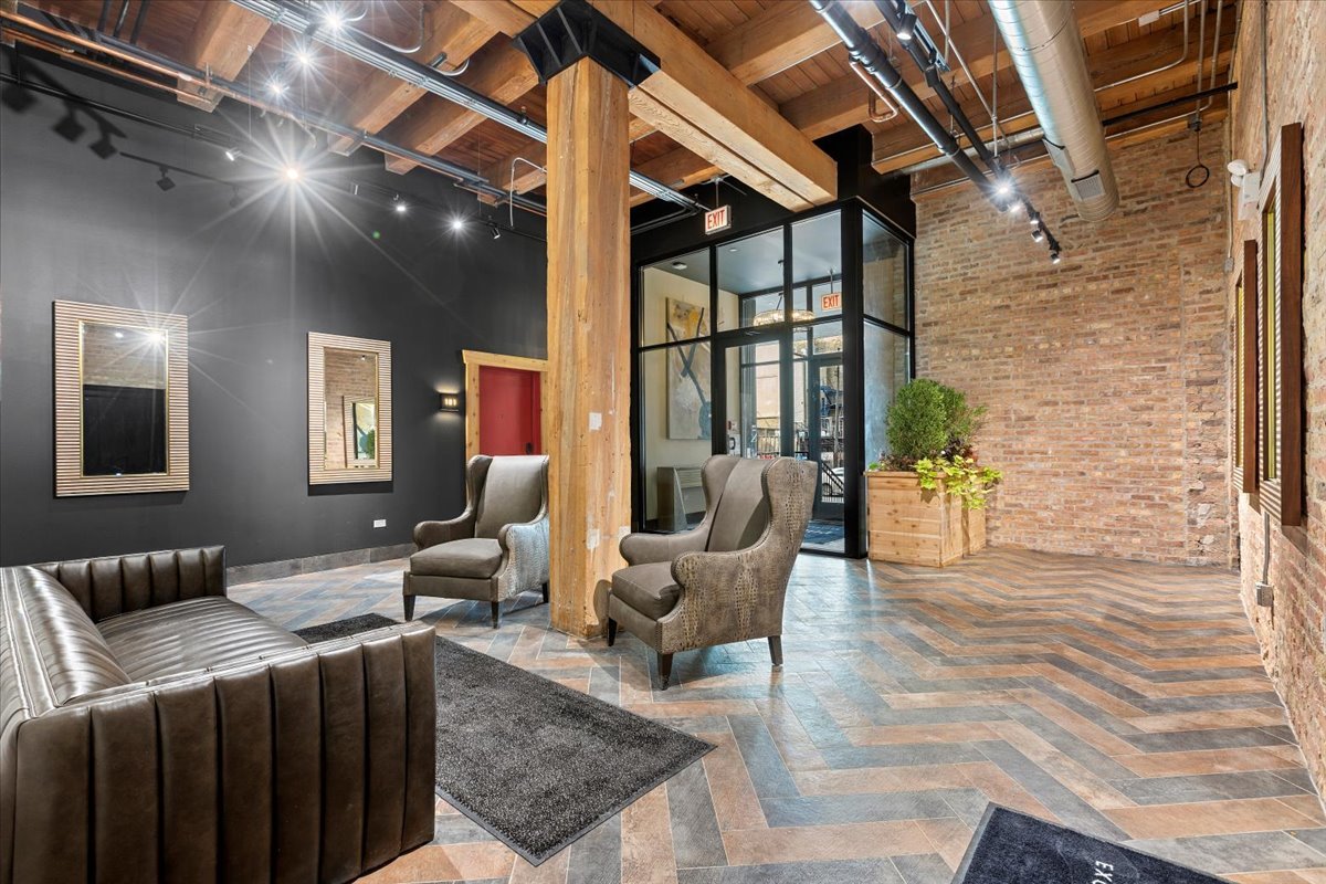 153 W Ohio Street 01