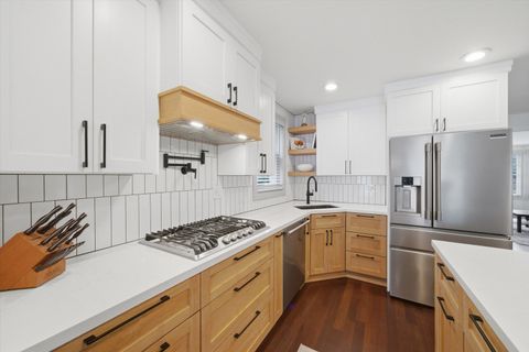 Tiny photo for 6057 N Tripp Avenue, Chicago, IL 60646 (MLS # 12656754)