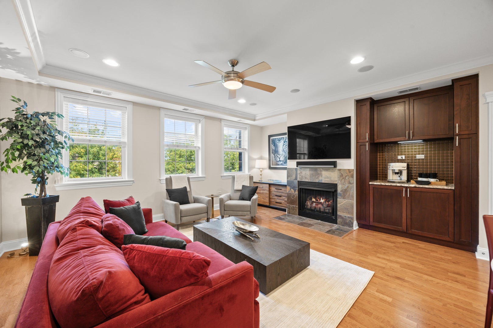 1921 W Diversey Parkway 402