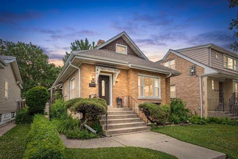 Photo of 5830 N NAGLE Avenue, Chicago, IL 60646 (MLS # 12698656)