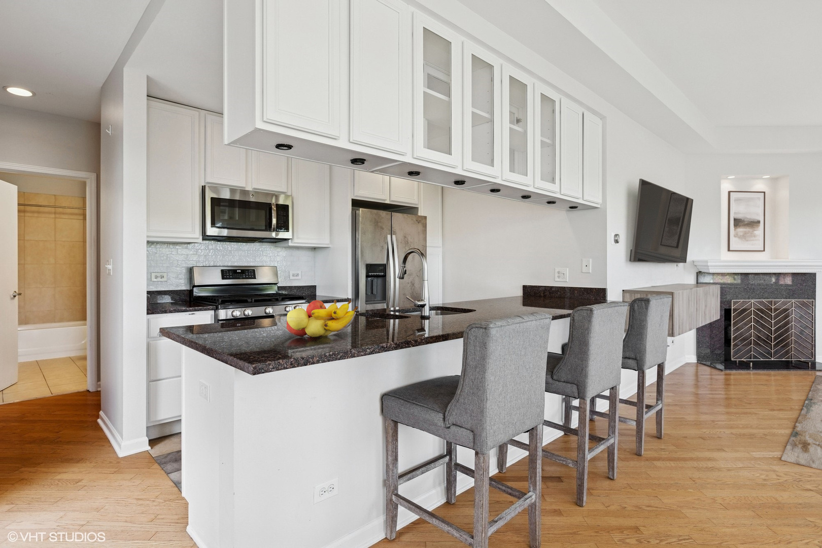 2307 W Wolfram Street 415