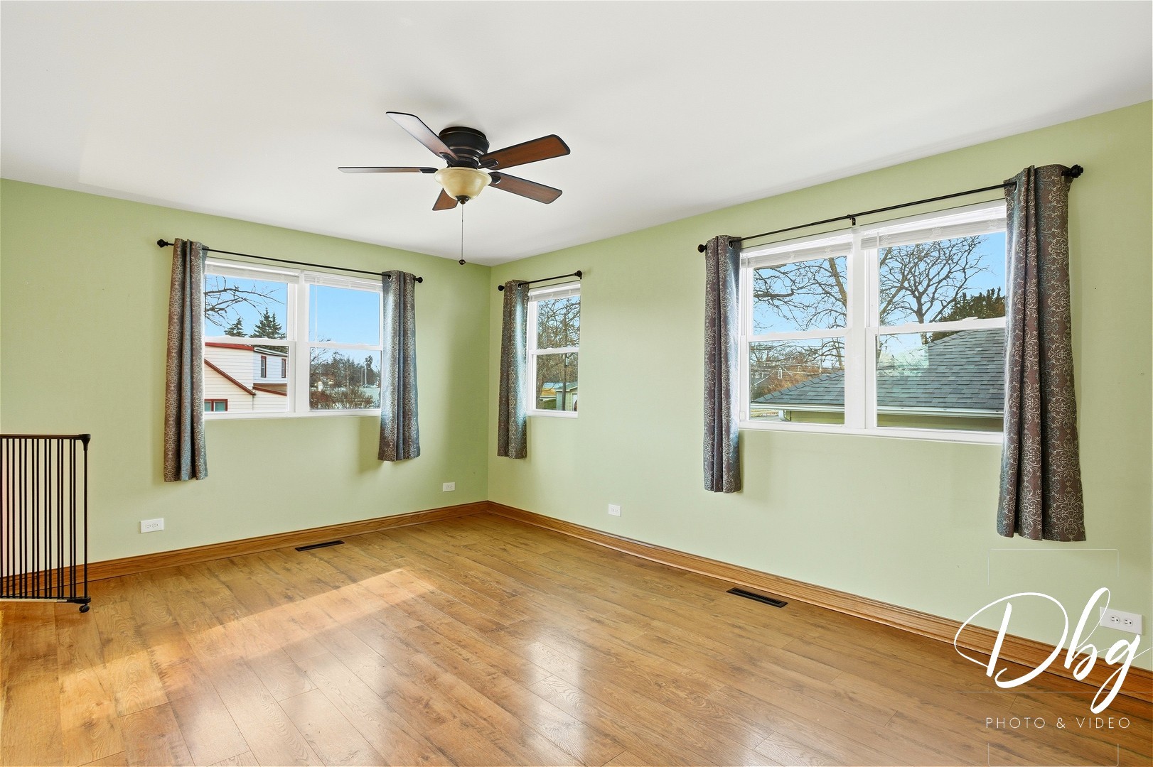 233 W Hawthorne Drive