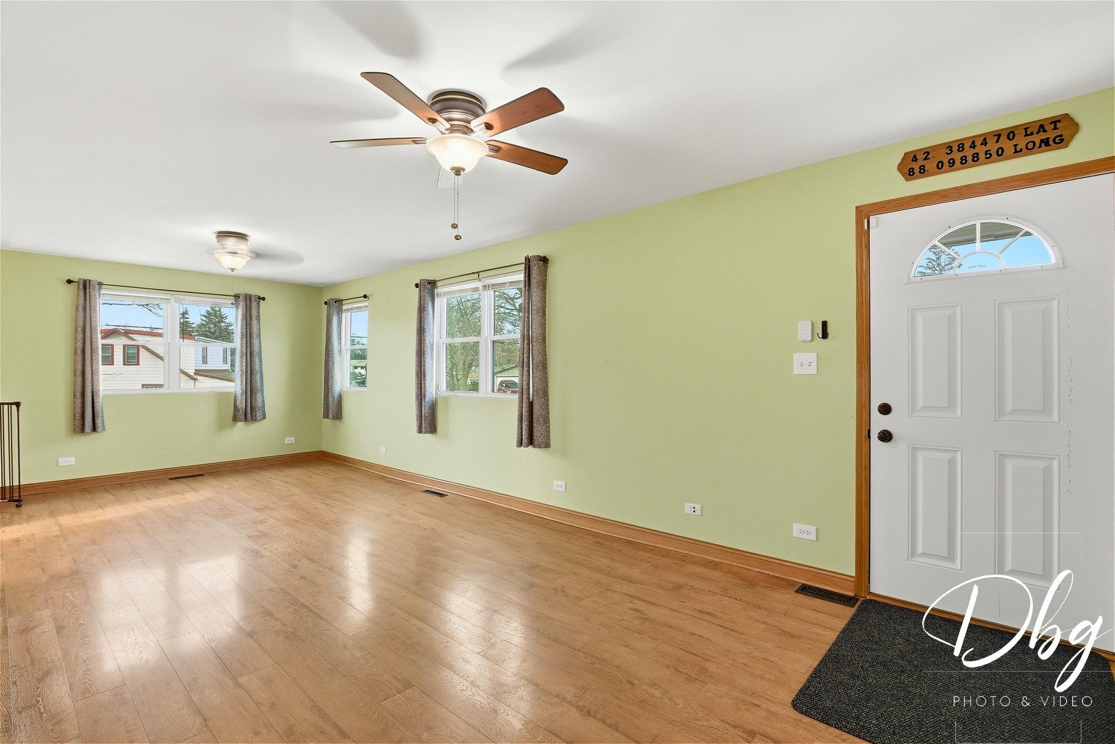 233 W Hawthorne Drive