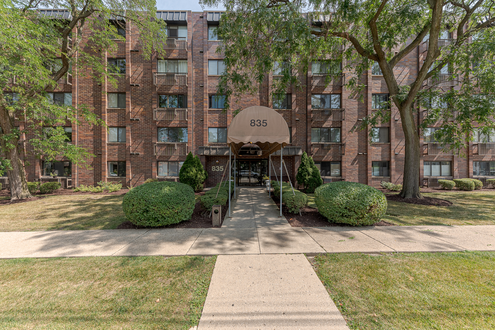 View Des Plaines, IL 60016 condo