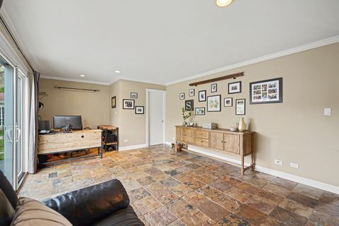 Tiny photo for 610 W Noyes Street, Arlington Heights, IL 60005 (MLS # 12589407)