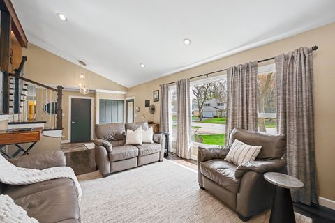 Tiny photo for 610 W Noyes Street, Arlington Heights, IL 60005 (MLS # 12589407)