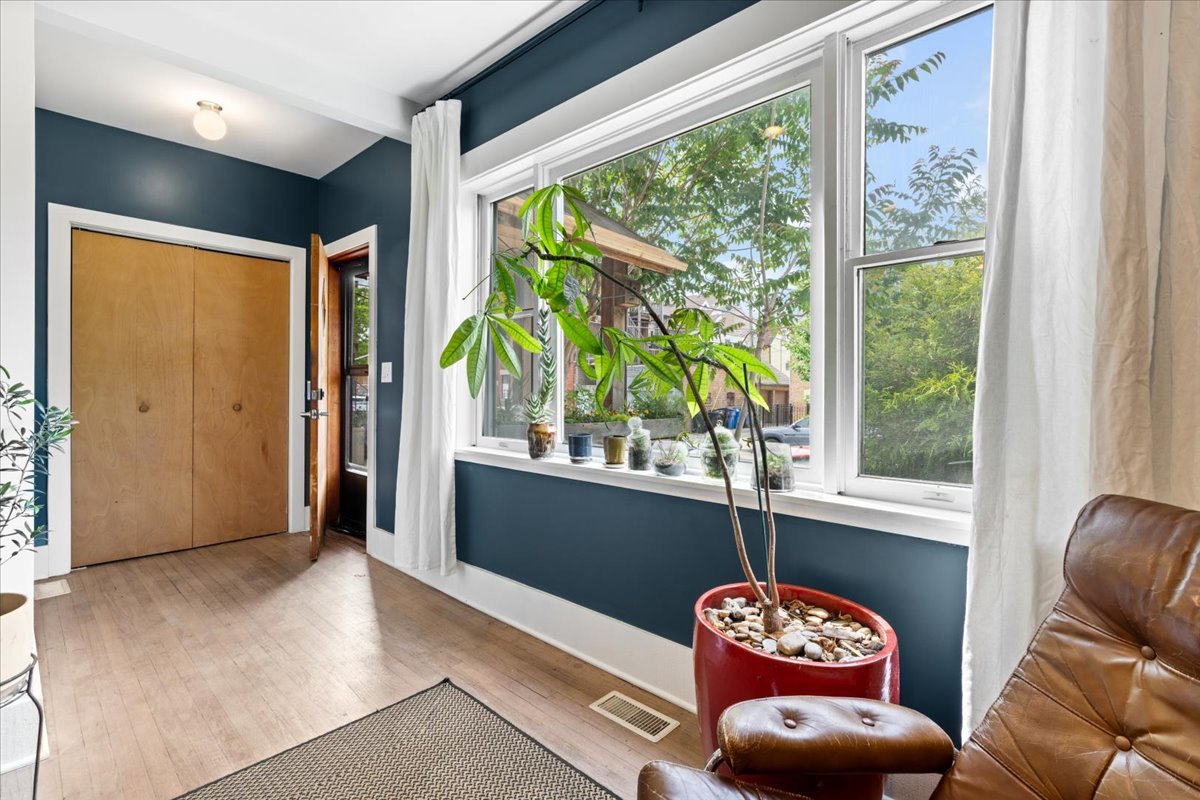 1014 W 31st Place