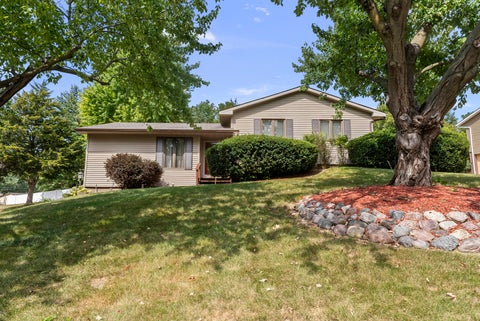 Photo of 1714 Winding Hill Road, Davenport, IA 52807 (MLS # 12744421)