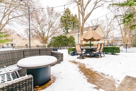 Tiny photo for 218 Coolidge Place, Libertyville, IL 60048 (MLS # 12567532)