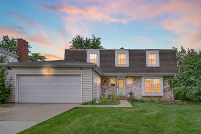 910 KNIGHTSBRIDGE Lane Schaumburg IL 60195