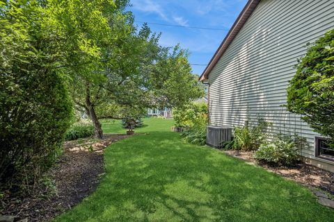 Tiny photo for 586 N Garfield Boulevard, Grayslake, IL 60030 (MLS # 12693098)