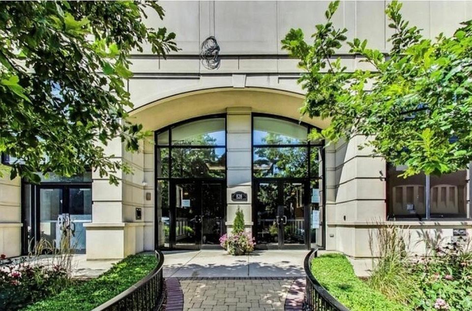 828 W Grace Street 607