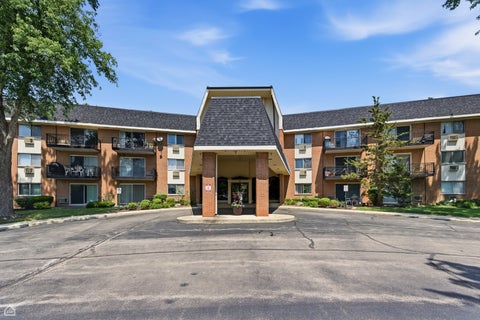 Photo of 1198 Royal Glen Drive #126, Glen Ellyn, IL 60137 (MLS # 12666358)
