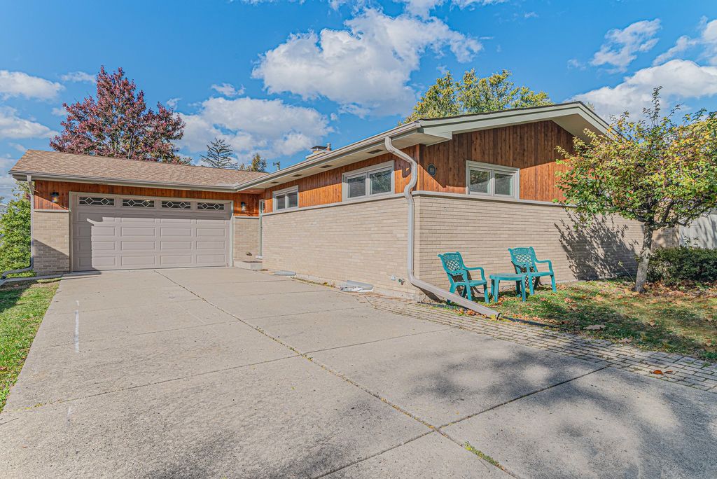 Photo for 818 S Villa Avenue, Villa Park, IL 60181 (MLS # 12487230)