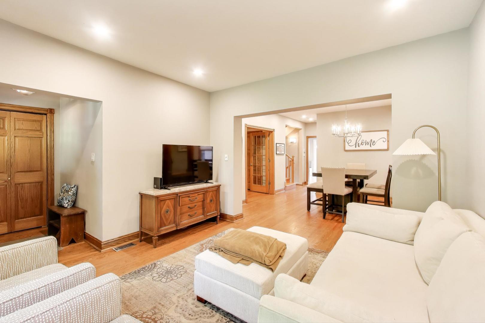 4333 N Oakley Avenue