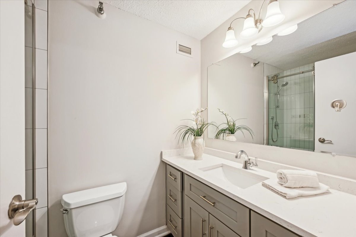 Chicago, Illinois 60611, United States, 1 Bedroom Bedrooms, ,1 BathroomBathrooms,Residential,Active,218195