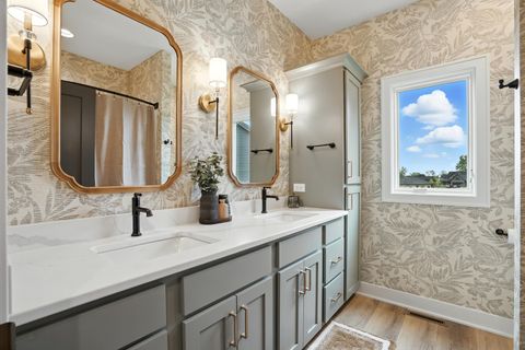 Tiny photo for 5167 LAKESIDE Court, Bettendorf, IA 52722 (MLS # 12704574)