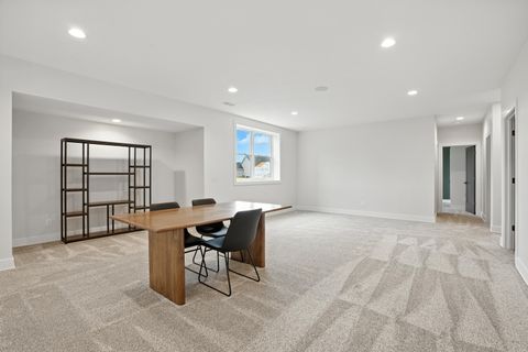 Tiny photo for 5167 LAKESIDE Court, Bettendorf, IA 52722 (MLS # 12704574)