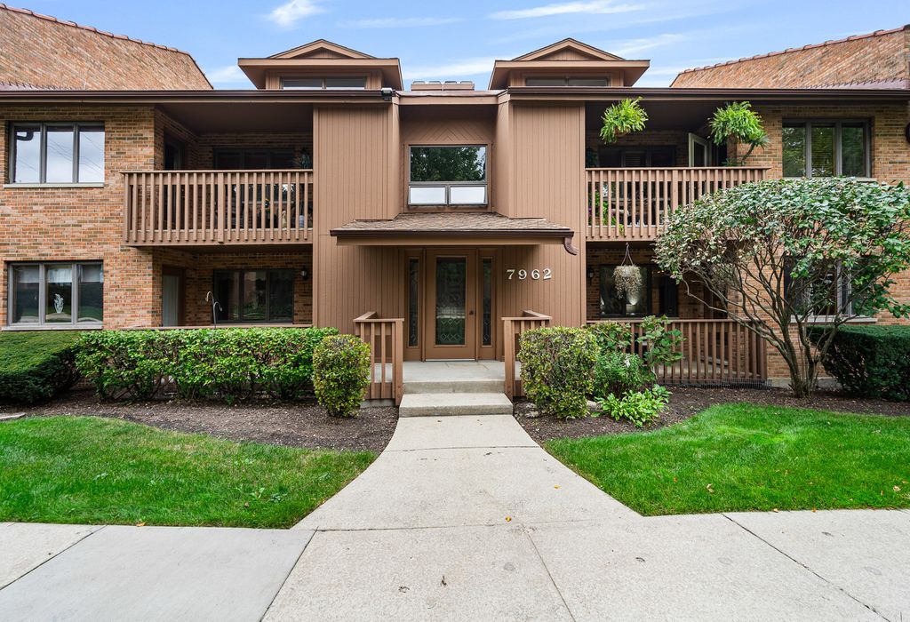 Photo for 7962 Garfield Avenue #110, Burr Ridge, IL 60527 (MLS # 12488652)
