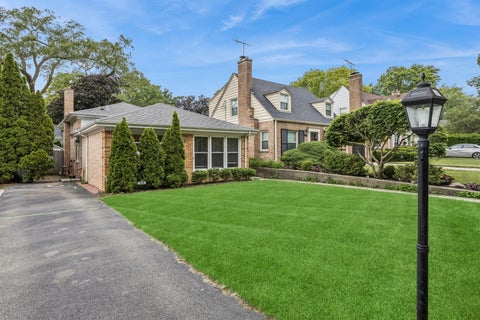 Photo of 552 Burton Avenue, Highland Park, IL 60035 (MLS # 12669349)