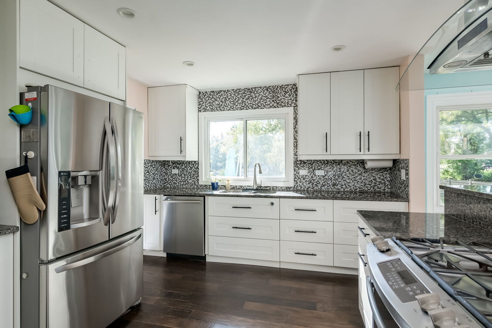 Elmhurst, Illinois 60126, United States, 3 Bedrooms Bedrooms, ,3 BathroomsBathrooms,Residential,Active,233310