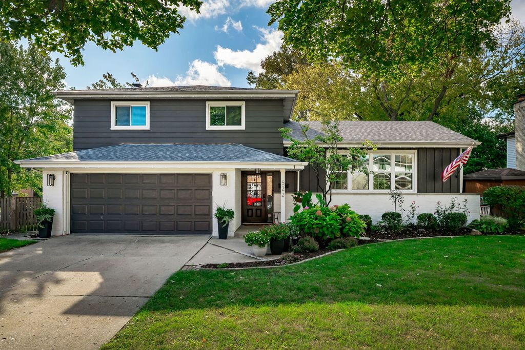 Photo for 522 E Park Manor Court, Elmhurst, IL 60126 (MLS # 12493205)
