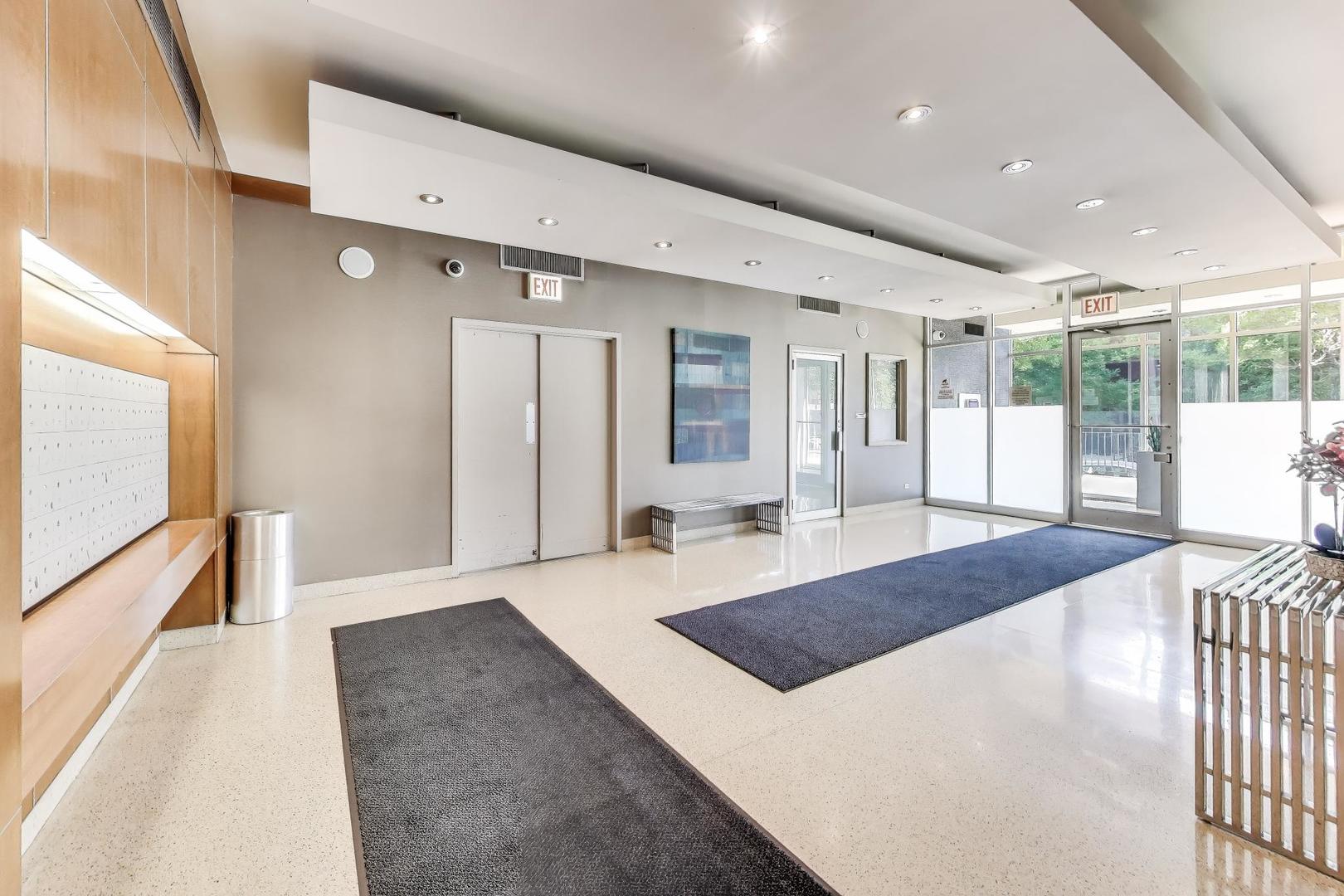 450 W Briar Place 7G