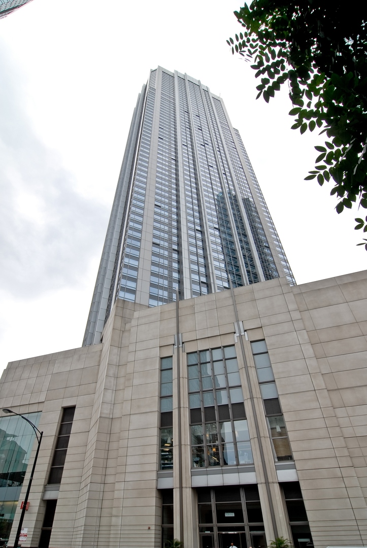 512 N MCCLURG Court 2112