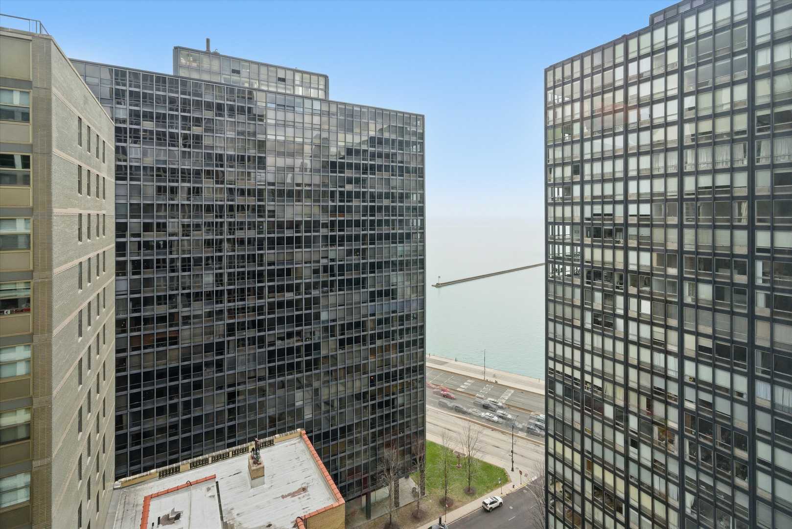 260 E Chestnut Street 2306