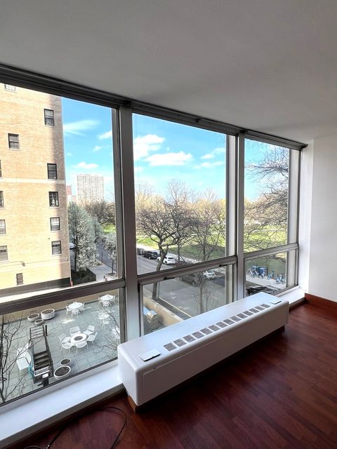 Tiny photo for 2400 N Lakeview Avenue #402, Chicago, IL 60614 (MLS # 12590063)