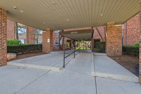 Photo of 1500 Robin Circle #112, Hoffman Estates, IL 60169 (MLS # 12634111)