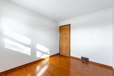 Tiny photo for 910 E Kimber Drive, Arlington Heights, IL 60005 (MLS # 12532281)