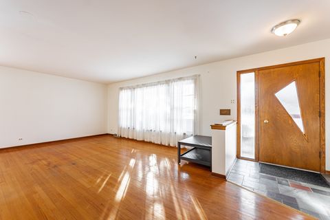 Tiny photo for 910 E Kimber Drive, Arlington Heights, IL 60005 (MLS # 12532281)