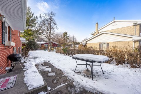 Tiny photo for 910 E Kimber Drive, Arlington Heights, IL 60005 (MLS # 12532281)
