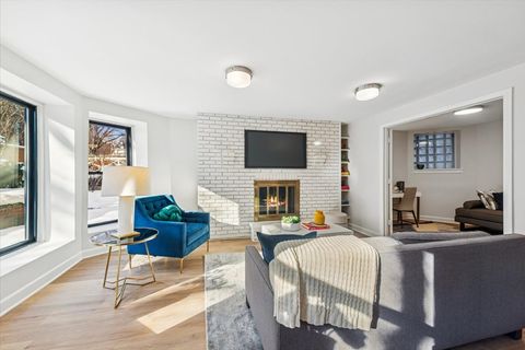 Tiny photo for 1024 W BYRON Street #G, Chicago, IL 60613 (MLS # 12559274)