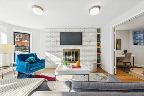 Tiny photo for 1024 W BYRON Street #G, Chicago, IL 60613 (MLS # 12559274)