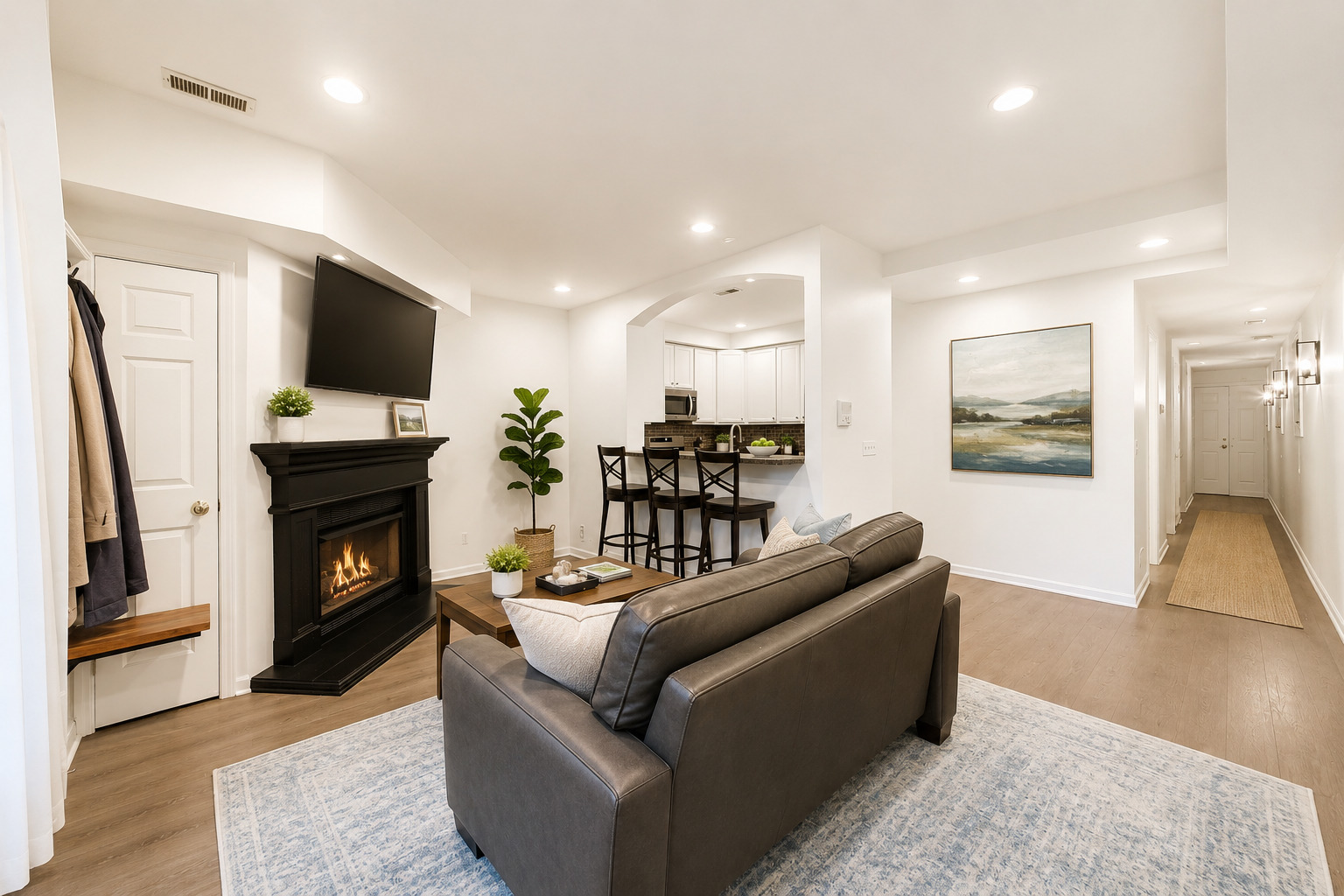 924 W Wolfram Street 1