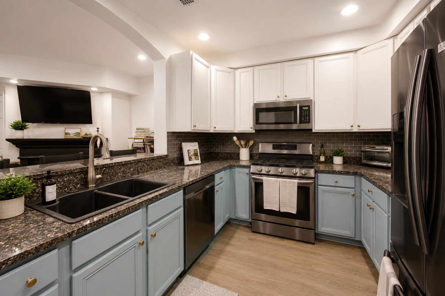 924 W Wolfram Street 1