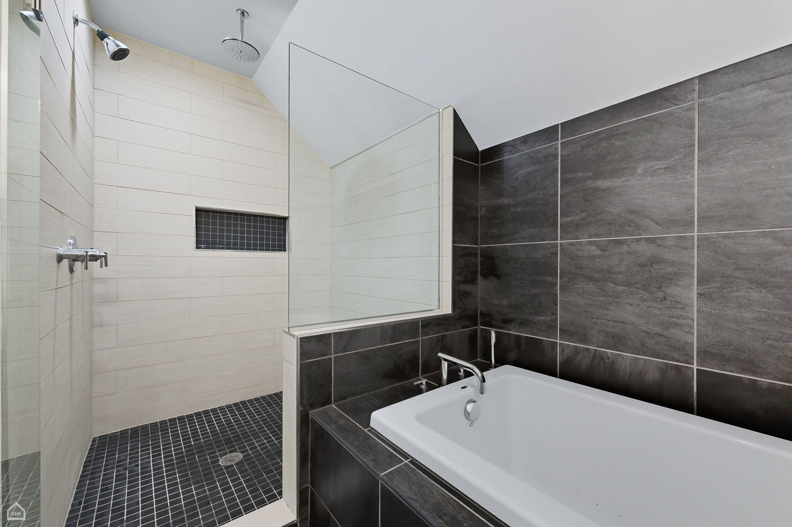 Chicago, Illinois 60612, United States, 4 Bedrooms Bedrooms, ,4 BathroomsBathrooms,Residential,Active,239987