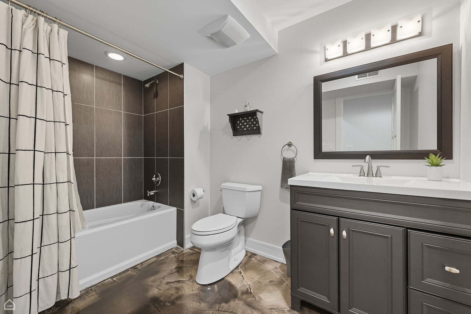 Chicago, Illinois 60612, United States, 4 Bedrooms Bedrooms, ,4 BathroomsBathrooms,Residential,Active,239987