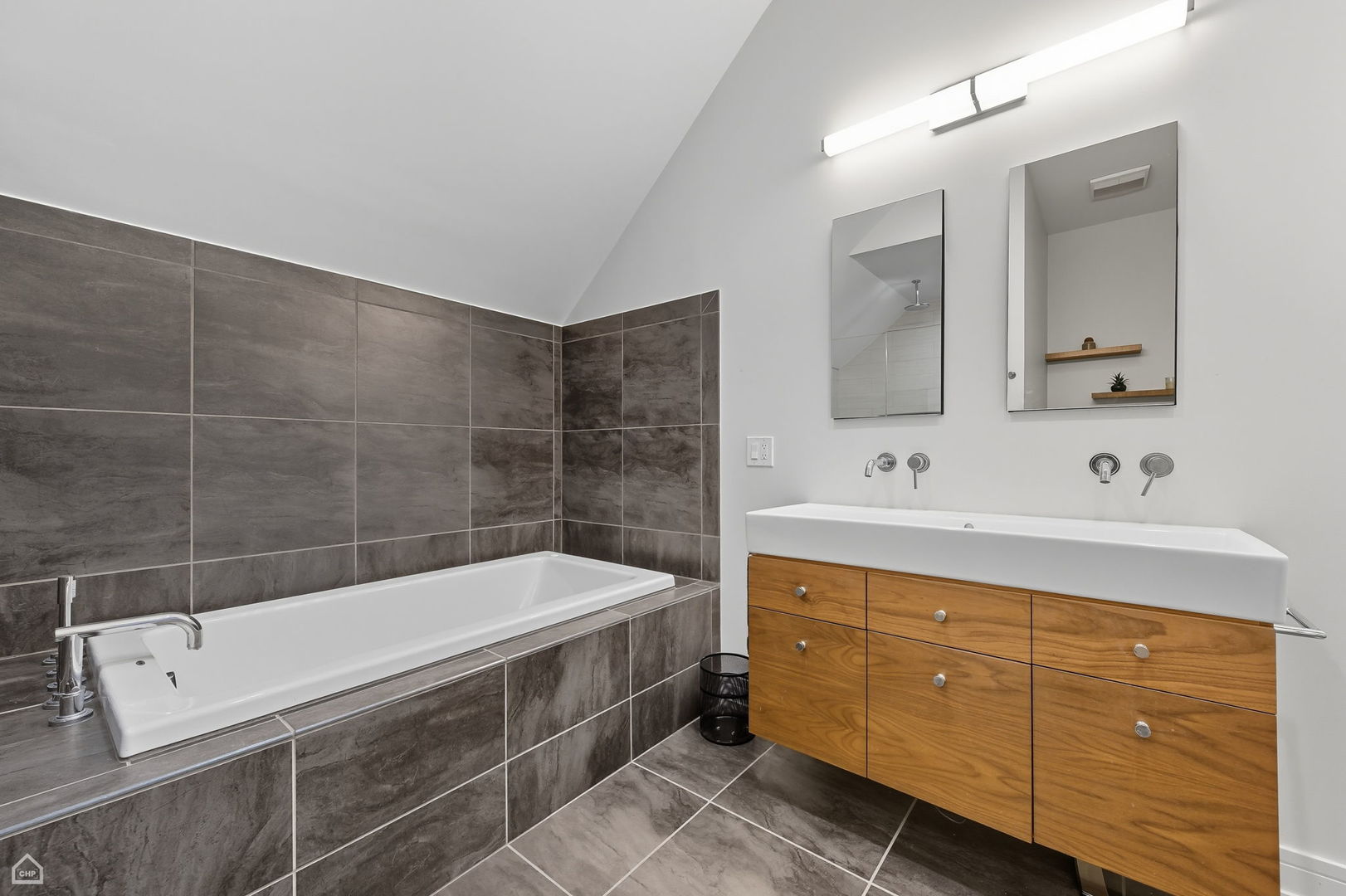 Chicago, Illinois 60612, United States, 4 Bedrooms Bedrooms, ,4 BathroomsBathrooms,Residential,Active,239987