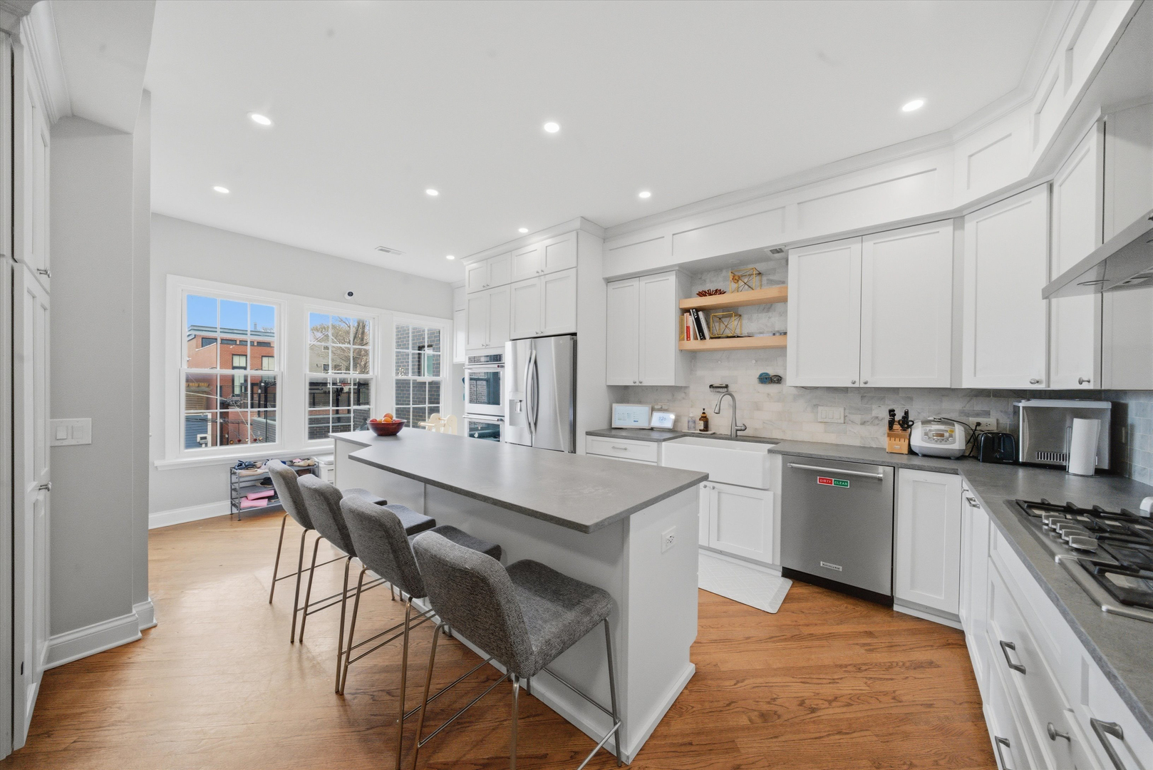 1532 W Oakdale Avenue