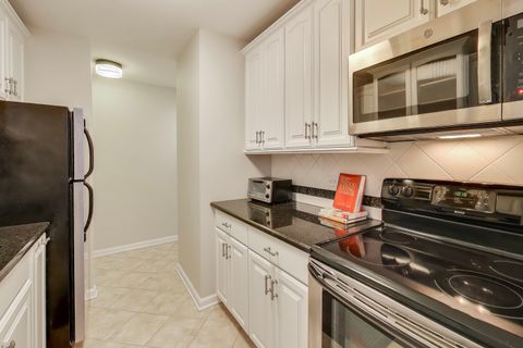 Tiny photo for 6171 N Sheridan Road #806, Chicago, IL 60660 (MLS # 12549168)