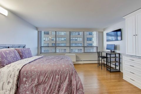 Tiny photo for 6171 N Sheridan Road #806, Chicago, IL 60660 (MLS # 12549168)