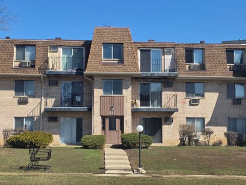 Photo of 212 Shorewood Drive #2D, Glendale Heights, IL 60139 (MLS # 12618385)