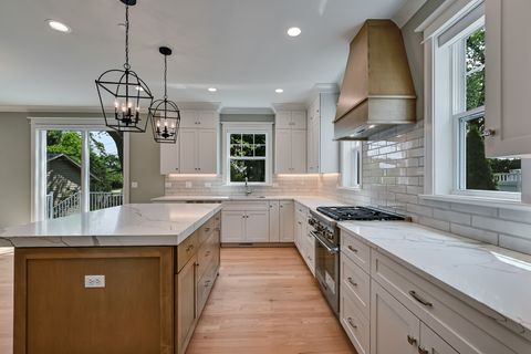 Tiny photo for 256 Coe Road, Clarendon Hills, IL 60514 (MLS # 12590910)