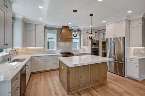 Tiny photo for 256 Coe Road, Clarendon Hills, IL 60514 (MLS # 12590910)