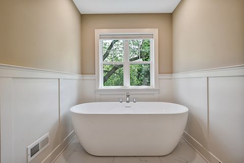 Tiny photo for 256 Coe Road, Clarendon Hills, IL 60514 (MLS # 12590910)